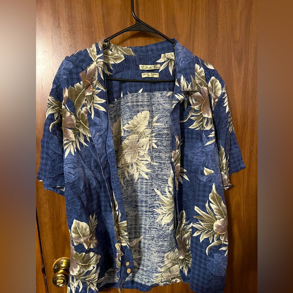 100 silk Hawaiian batick bay button up size Large